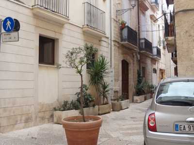 Per visitare l�edificio ci muoviamo dal convento di Santa Chiara e imbocchiamo la strada omonima. Superata San Giovanni Crisostomo, proseguiamo per circa 50 metri e poi svoltiamo a destra, in una viuzza vietata al transito delle auto: � strada San Luca, l� dove si affaccia la nostra chiesa